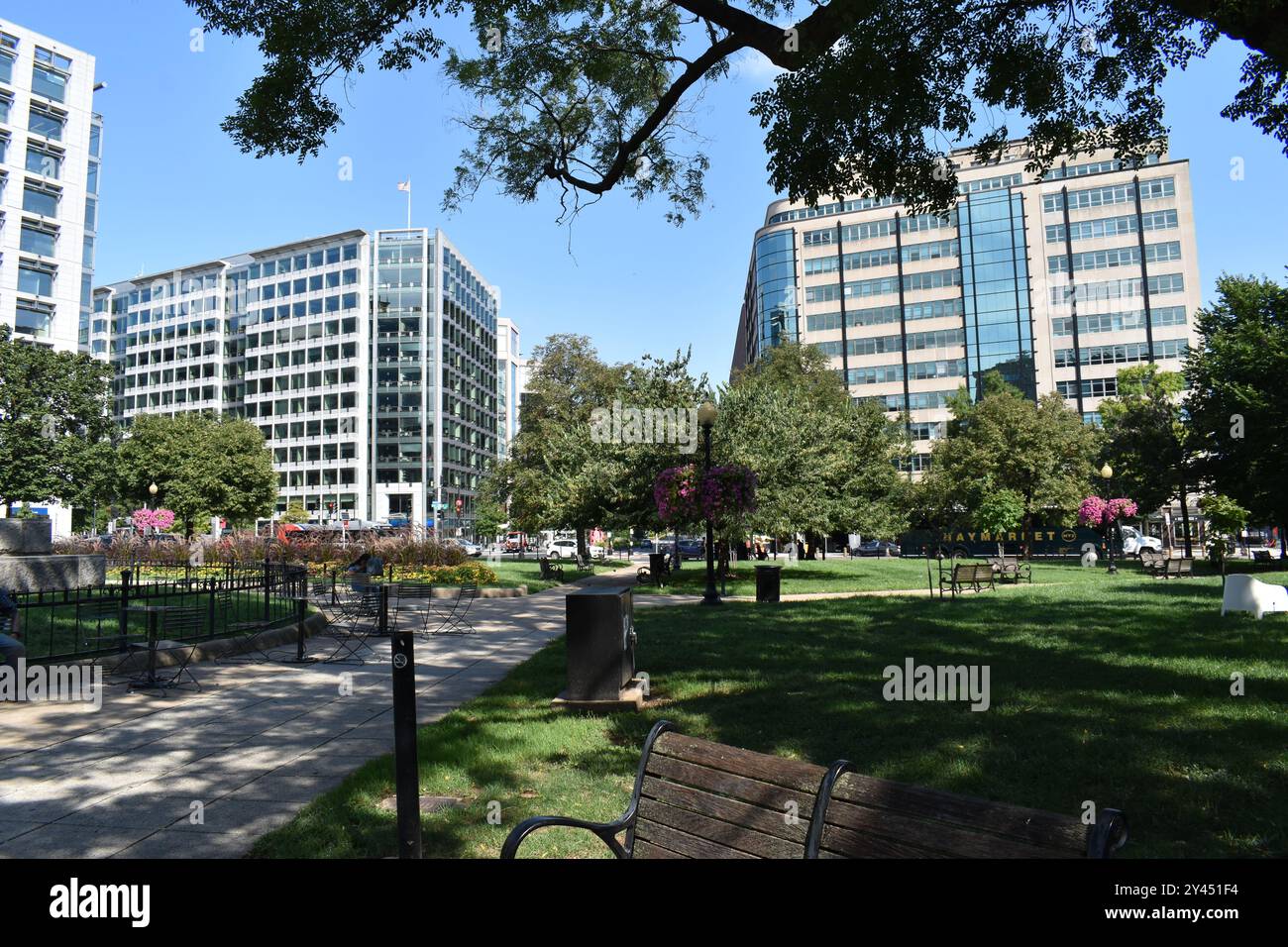 Washington D.C., USA - 2 settembre 2024 - Vista degli edifici da Farragut Square. Foto Stock