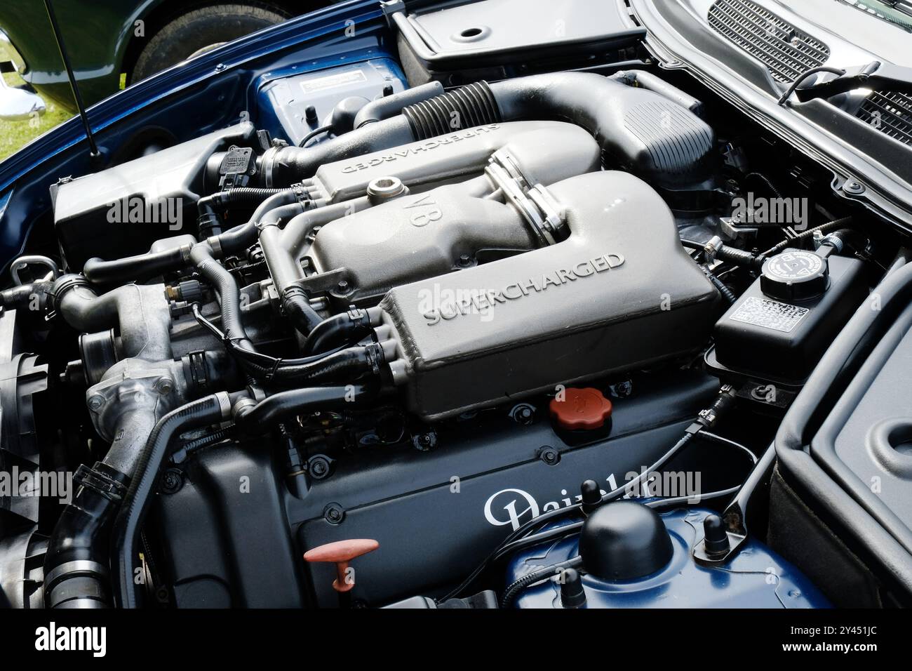 Primo piano del motore di una Jaguar XKR 2001, V8 - John Gollop Foto Stock