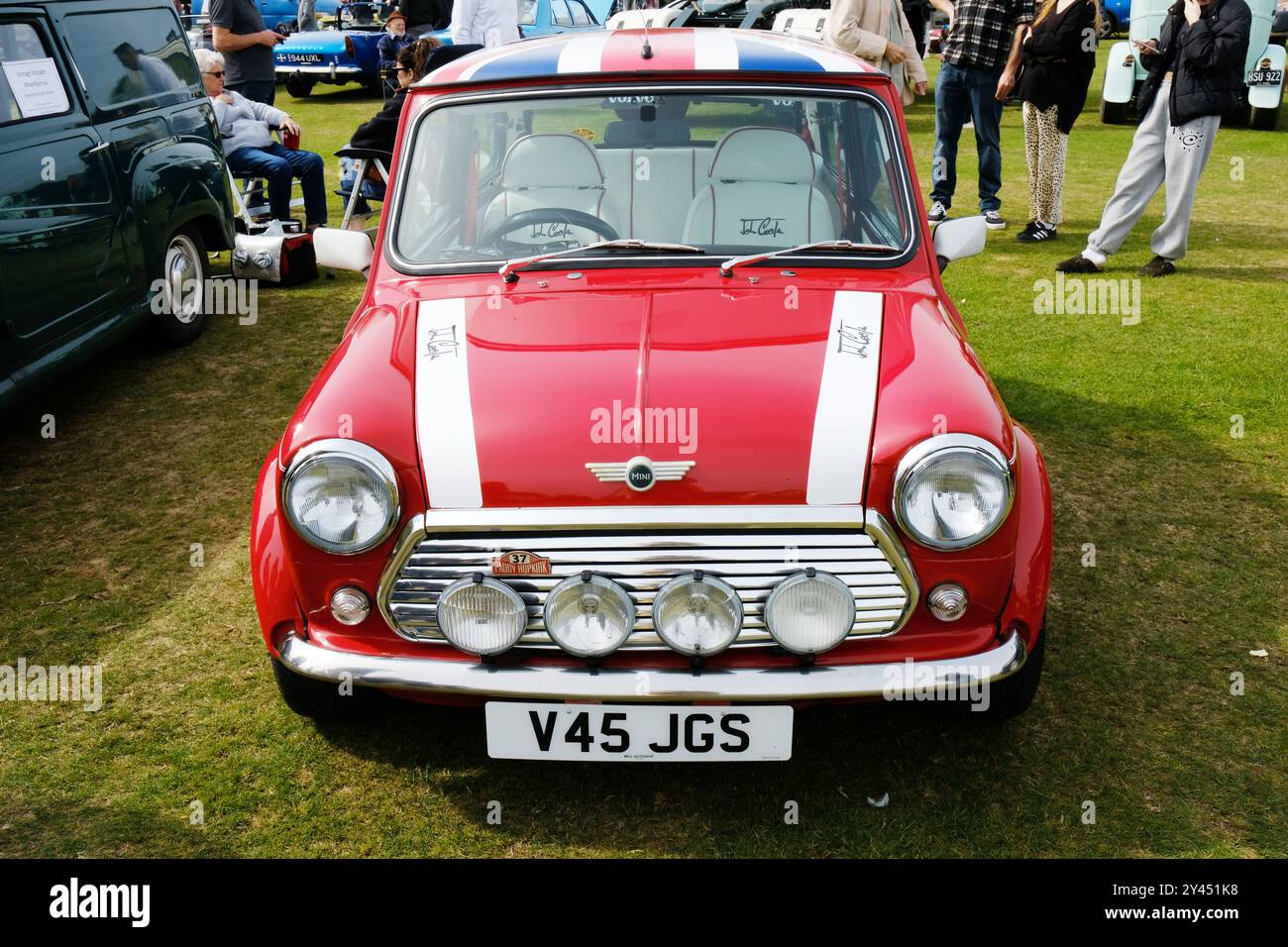 Una Rover Mini Cooper rossa da 1300 cc 1999 - John Gollop Foto Stock