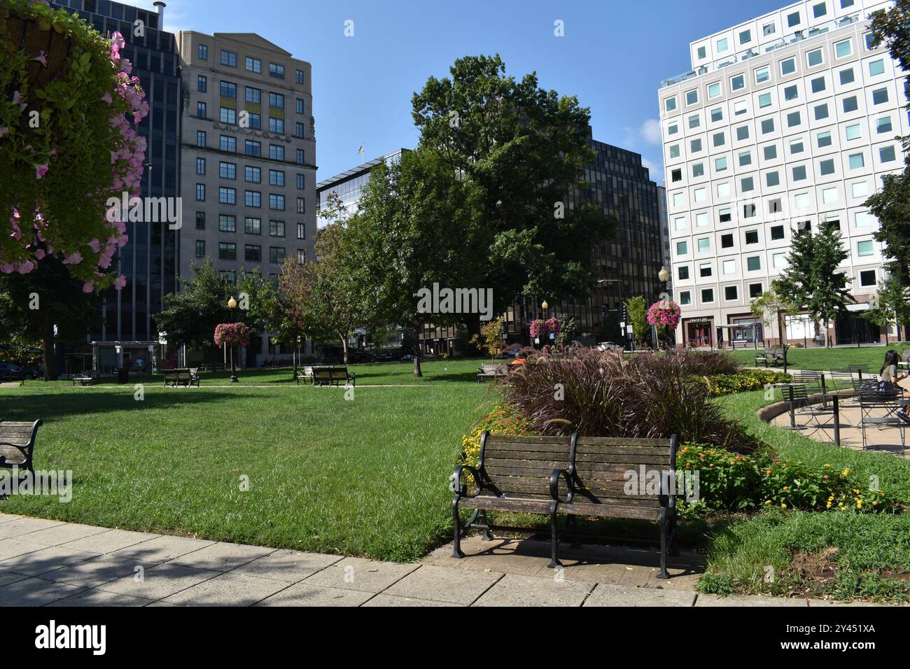 Washington D.C., USA - 2 settembre 2024 - Vista degli edifici da Farragut Square. Foto Stock