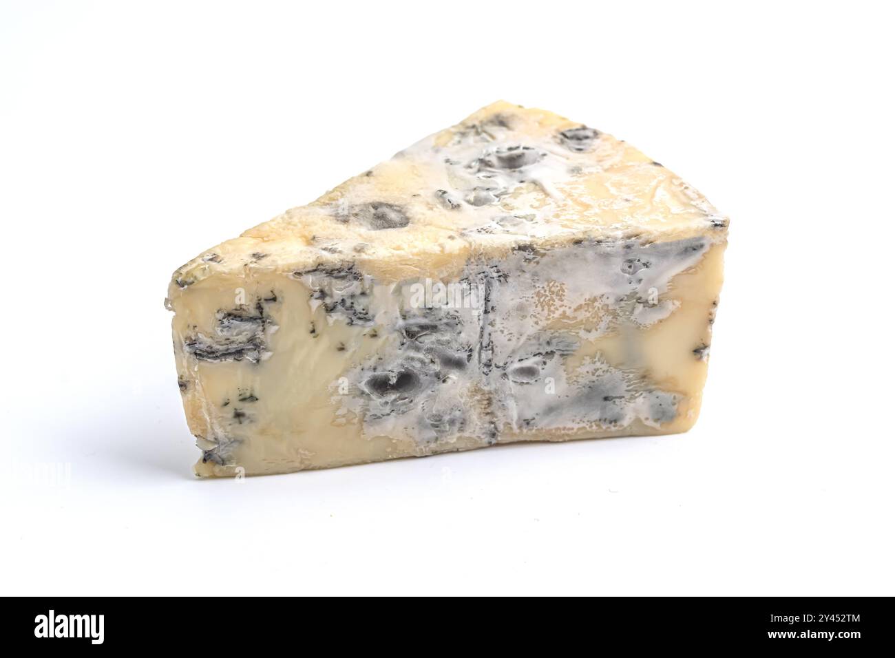 Pezzo triangolare di formaggio blu isolato su bianco. Foto Stock