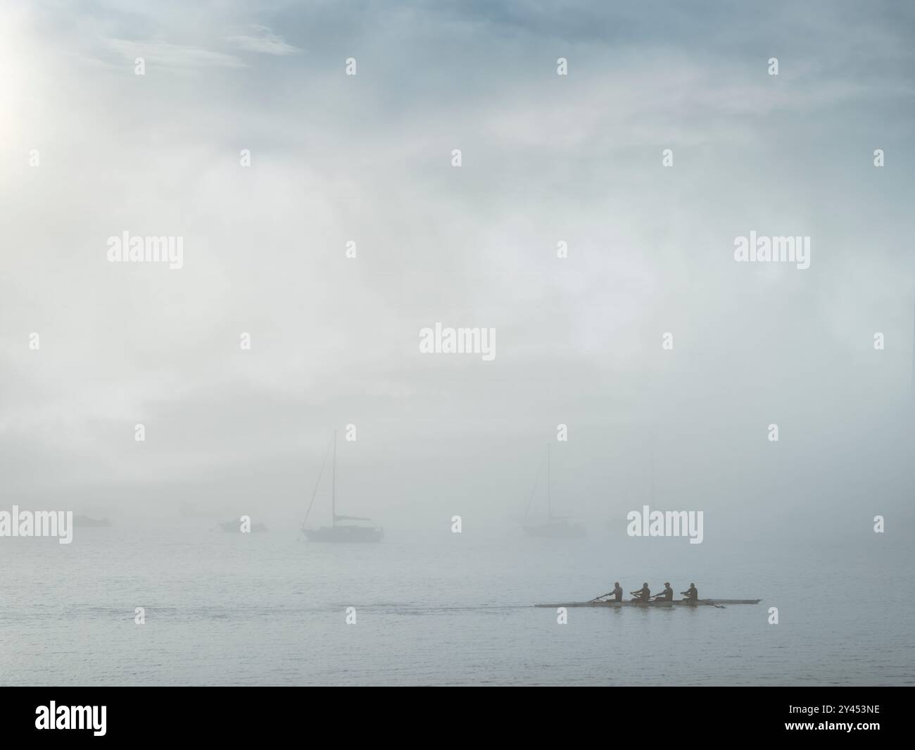 Appledore North Devon - subito dopo l'alba, mentre un Quad Skull scorre oltre, una spessa riva di nebbia rotola lungo l'estuario del fiume Torridge a Appledore Nort Foto Stock