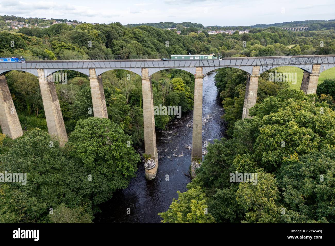Le barche strette passano sopra l'acquedotto Pontcysyllte nel Galles del Nord, le sue 19 campate in ghisa portano il corso d'acqua a 126 piedi / 38,4 metri sopra il fiume. Foto Stock
