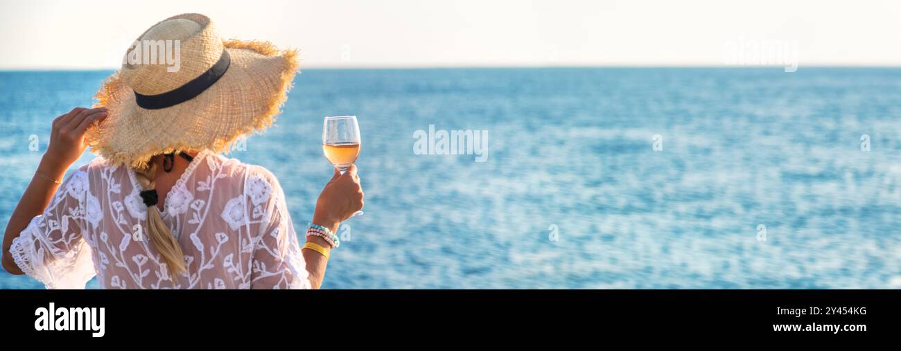 Vino in un bicchiere sulla riva del mare. Messa a fuoco selettiva. Viaggiare. Foto Stock