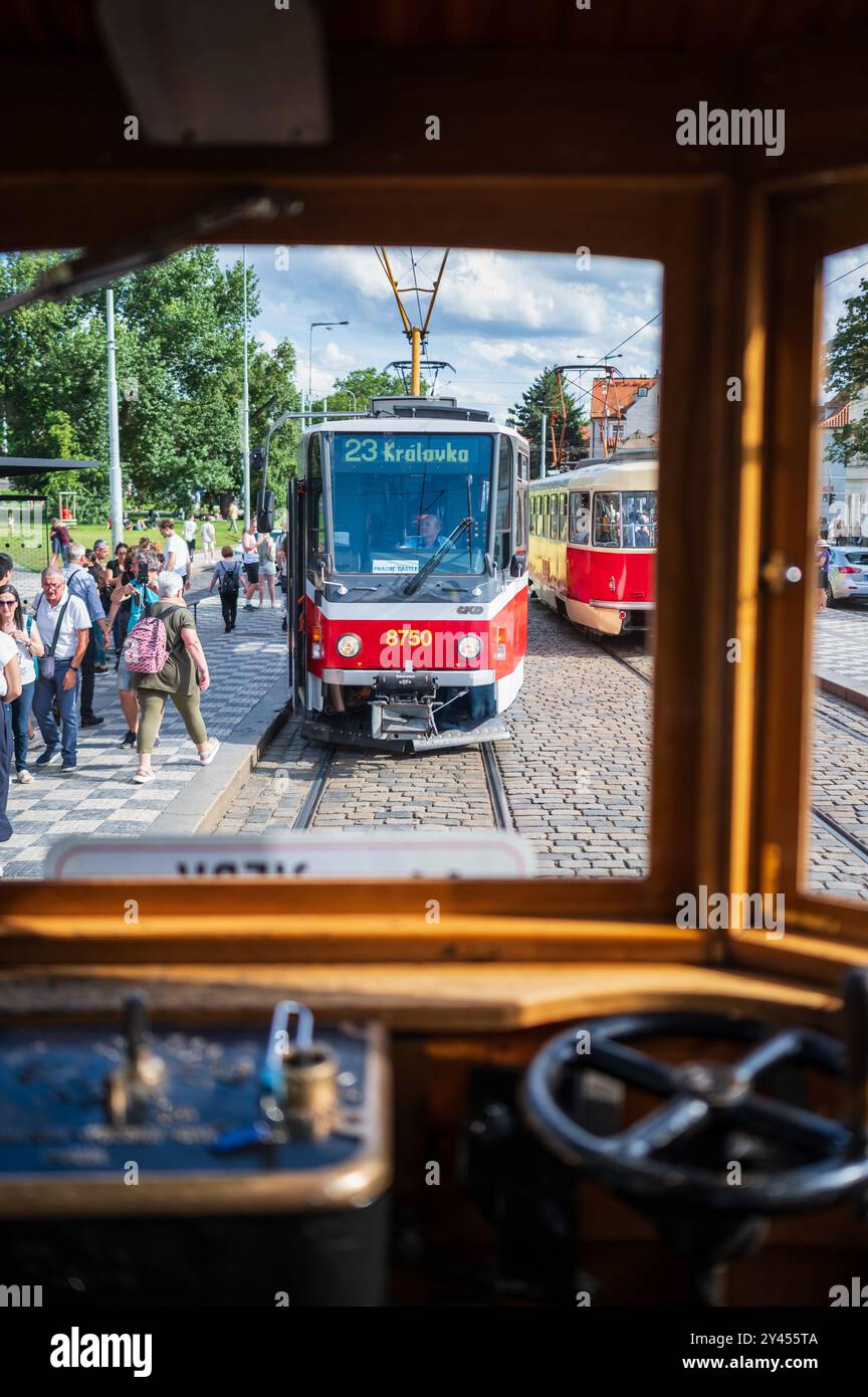 Storico tram linea 41, restaurato nel 1930, con un vero conduttore di tram, Praga Foto Stock