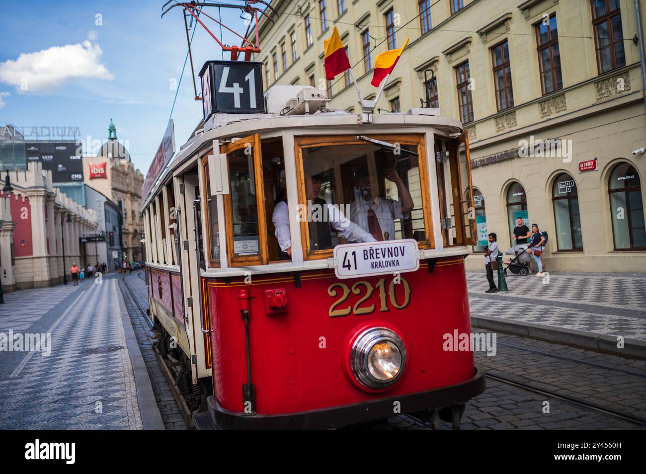 Storico tram linea 41, restaurato nel 1930, con un vero conduttore di tram, Praga Foto Stock Storico tram linea 41, restaurato nel 1930, con un vero conduttore di tram, Praga Foto Stock