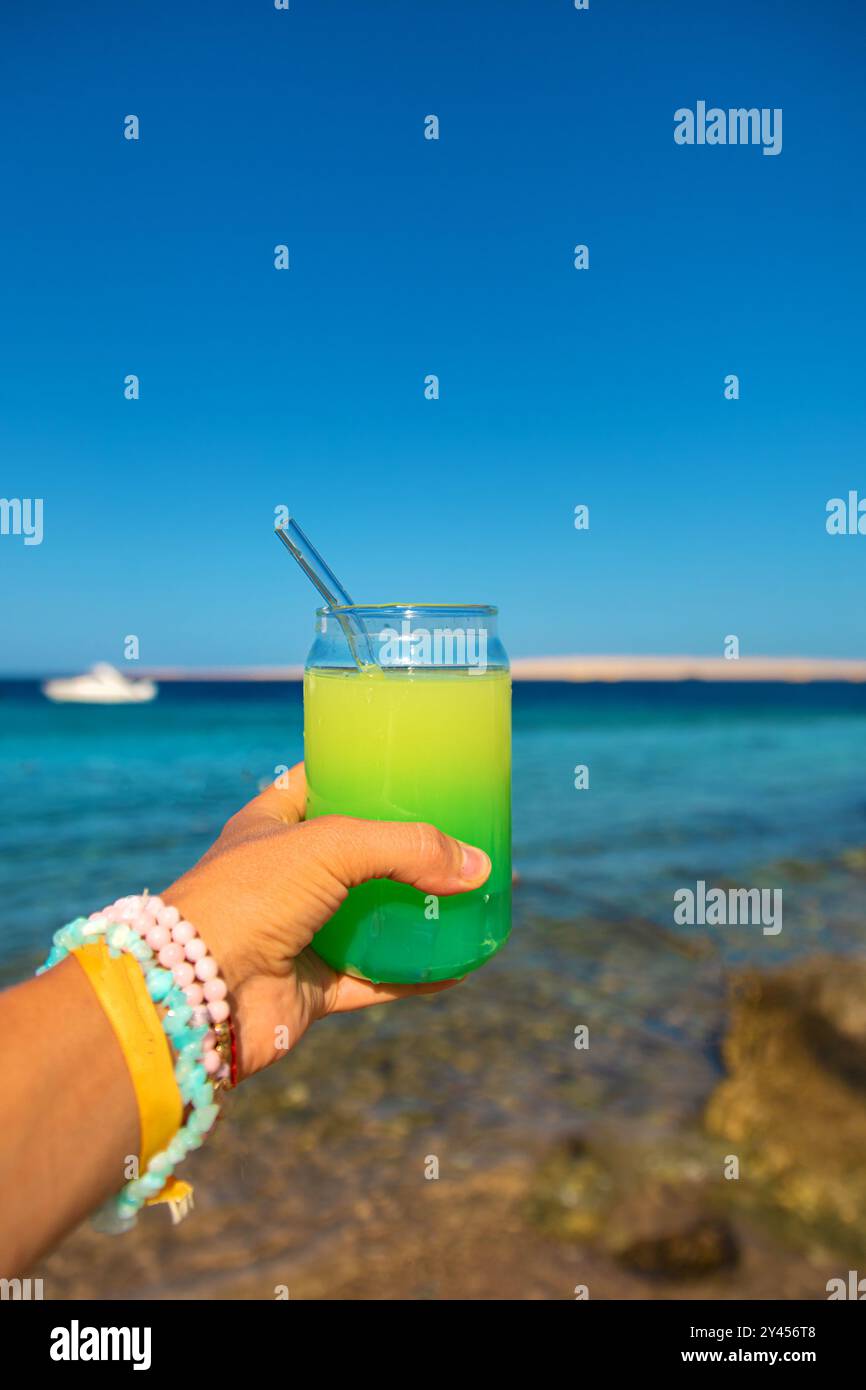 cocktail in riva al mare. Messa a fuoco selettiva. Bevete. Foto Stock