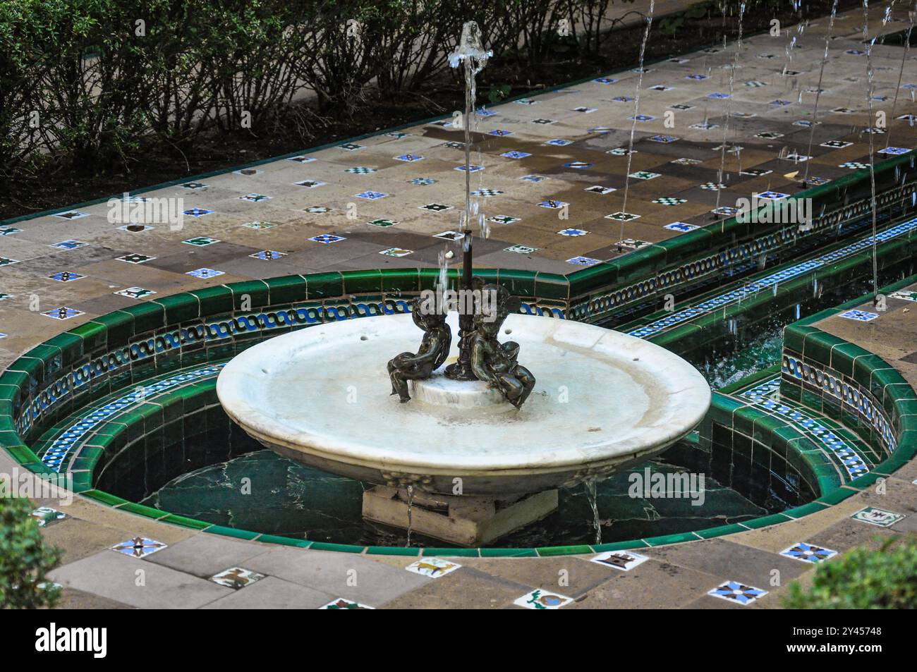 Fontana con ceramiche verdi Triana dal Patio de la Acequia al Museo Sorolla di Madrid Foto Stock