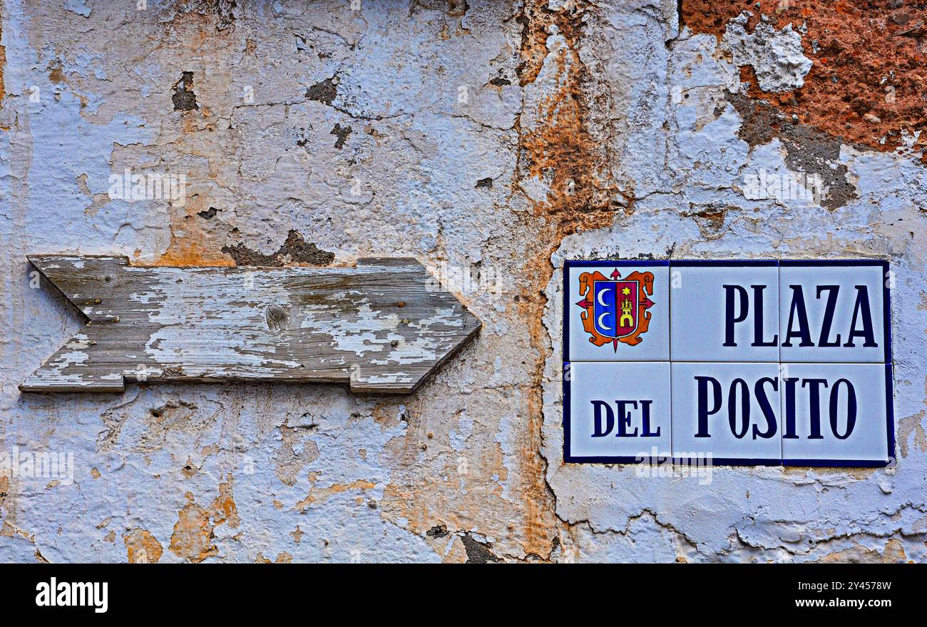 Cartello piastrelle di ceramica di una delle strade principali di campo de Criptana Foto Stock