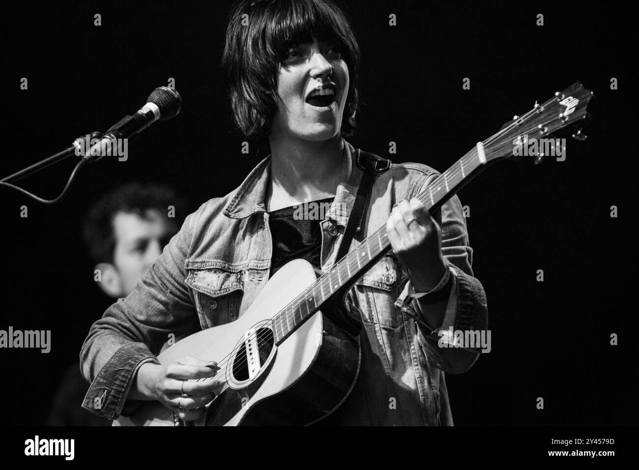 SHARON VAN ETTEN, GIOVANE UOMO VERDE FESTIVAL 2014: Un giovane Sharon Van Etten che suona un tour dal vivo sul Mountain Stage al Green Man Festival 2014 a Glanusk Park, Brecon, Galles, agosto 2014. Foto: Rob Watkins. INFO: Sharon Van Etten è una cantautrice statunitense nota per la sua voce emotiva e i testi profondamente personali. Mescolando indie rock, folk ed influenze elettroniche, la sua musica esplora temi di amore, cuore e guarigione, creando un'introspettiva grezza, e una potente esperienza emotiva. Foto Stock