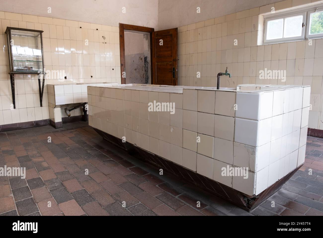 Sala di dissezione nel campo di concentramento di Buchenwald. Qui furono estratti i denti dorati dei morti e gli organi furono rimossi come esemplari anatomici Foto Stock