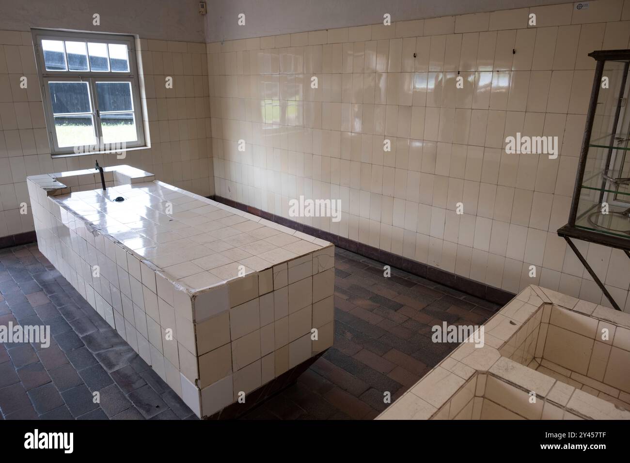 Sala di dissezione nel campo di concentramento di Buchenwald. Qui furono estratti i denti dorati dei morti e gli organi furono rimossi come esemplari anatomici Foto Stock