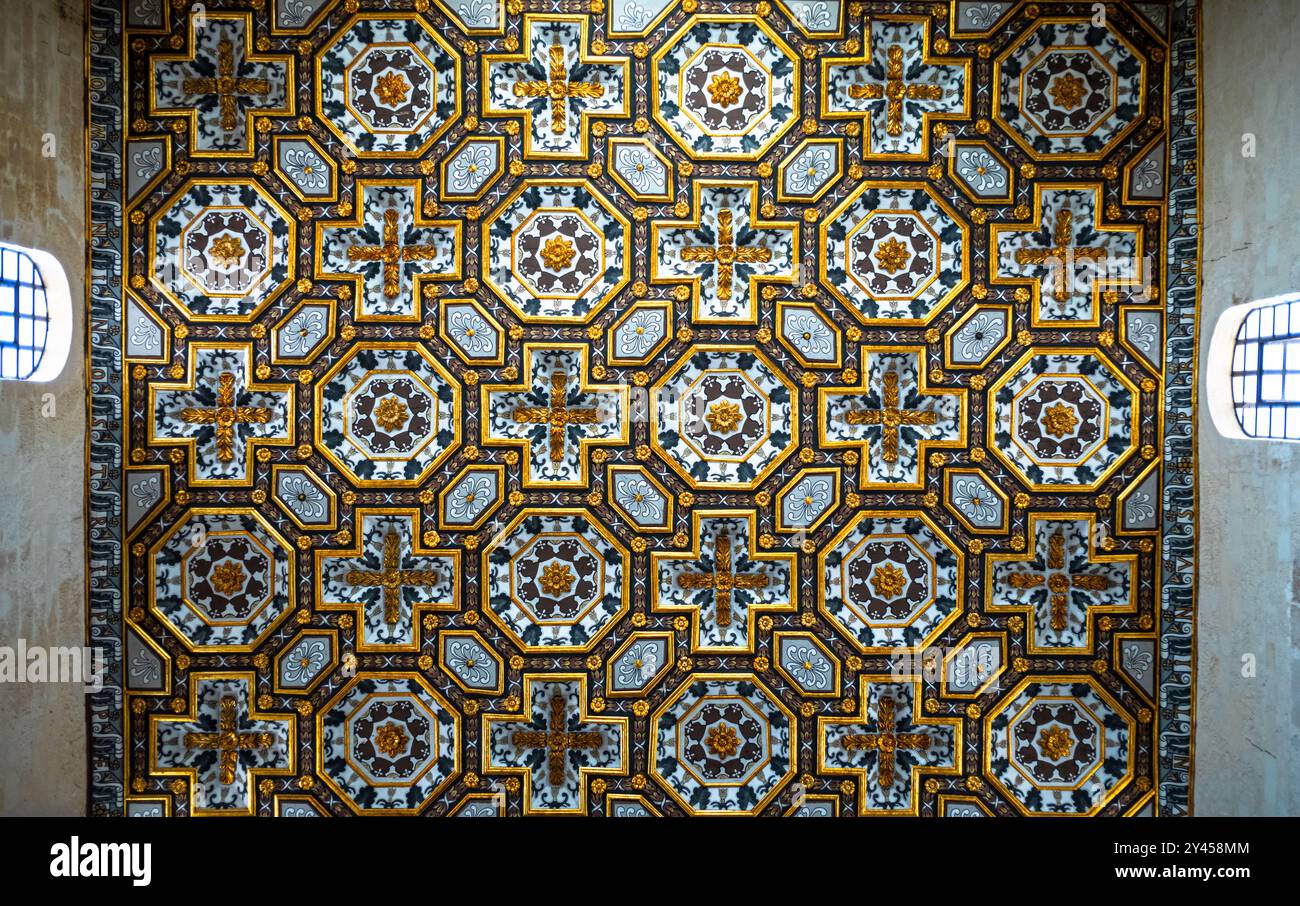 Soffitto a cassettoni in legno del XVII secolo nella Cattedrale di Otranto, Puglia, Italia. È suddiviso in pannelli ciascuno dei quali contiene intricati decorativi carv Foto Stock