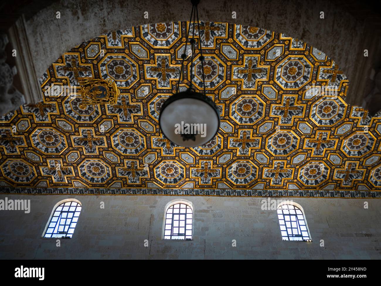Soffitto a cassettoni in legno del XVII secolo nella Cattedrale di Otrano, Puglia, Italia. È suddiviso in pannelli ciascuno dei quali contiene intricati carvi decorativi Foto Stock