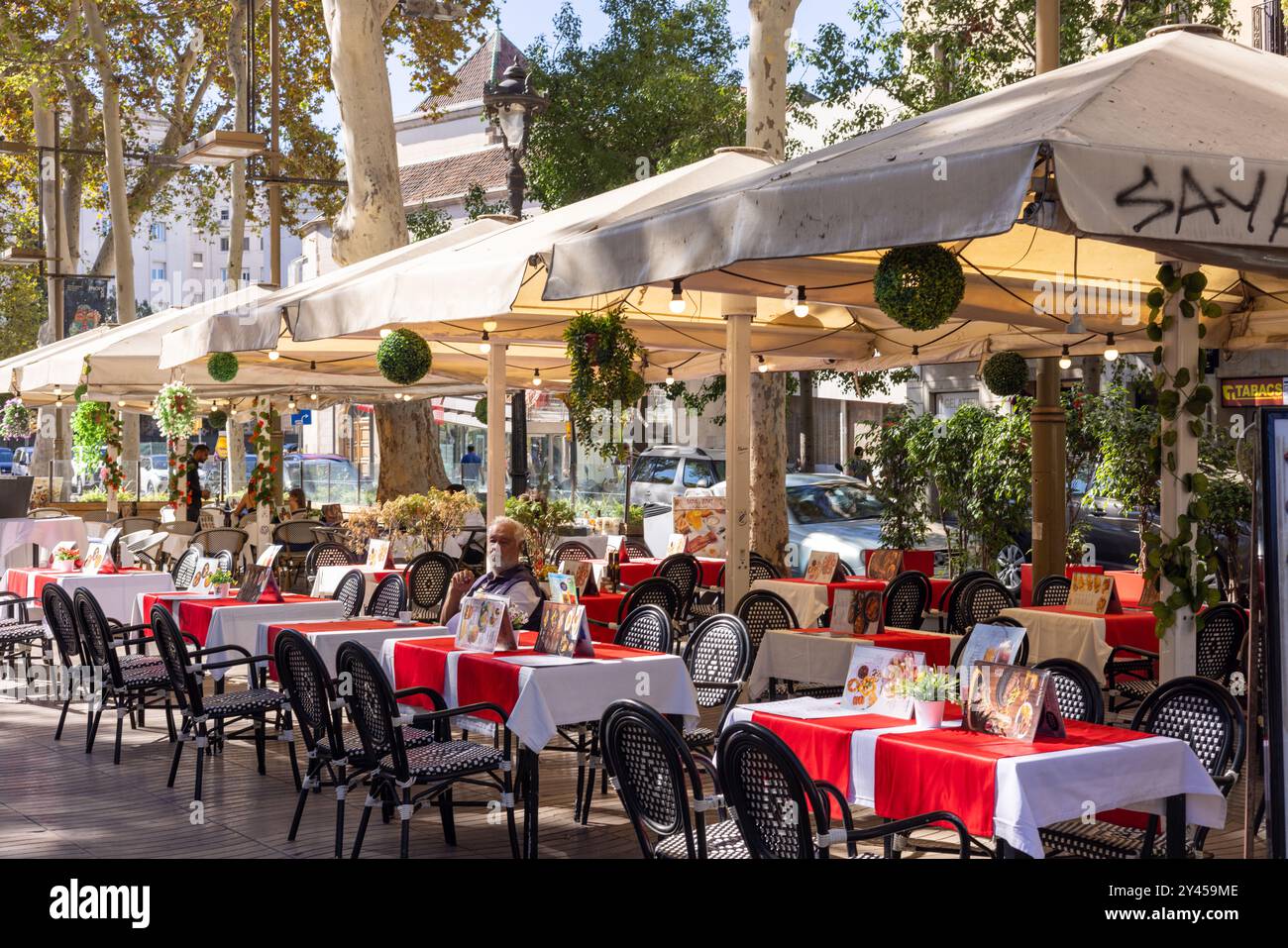 Barcellona, Spagna - 15 settembre 2024: Colazione presso le terrazze all'aperto de la Rambla, dove i turisti si dedicano alla cucina locale mentre si godono il vivace e vivace Foto Stock