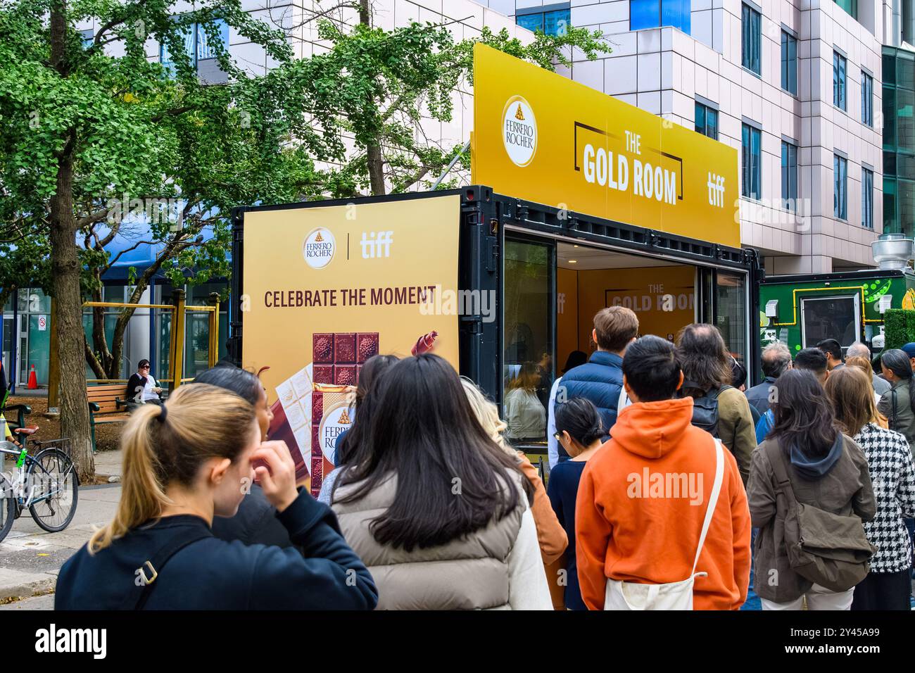 Persone in fila per assaggi di cioccolato da Ferrero Rocher a King Street durante il Toronto International Film Festival (TIFF). Foto Stock