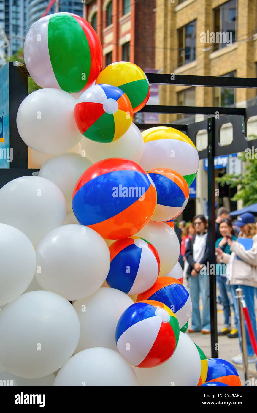 Palline multicolore e palloncini decorano un chiosco che promuove il viaggio in California durante il Toronto International Film Festival (TIFF). Foto Stock