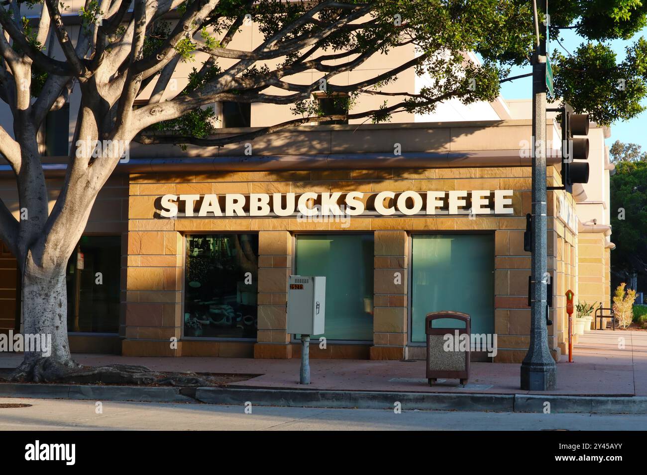 Starbucks Coffe, catena multinazionale americana di caffetterie e riserve di torrefazioni Foto Stock