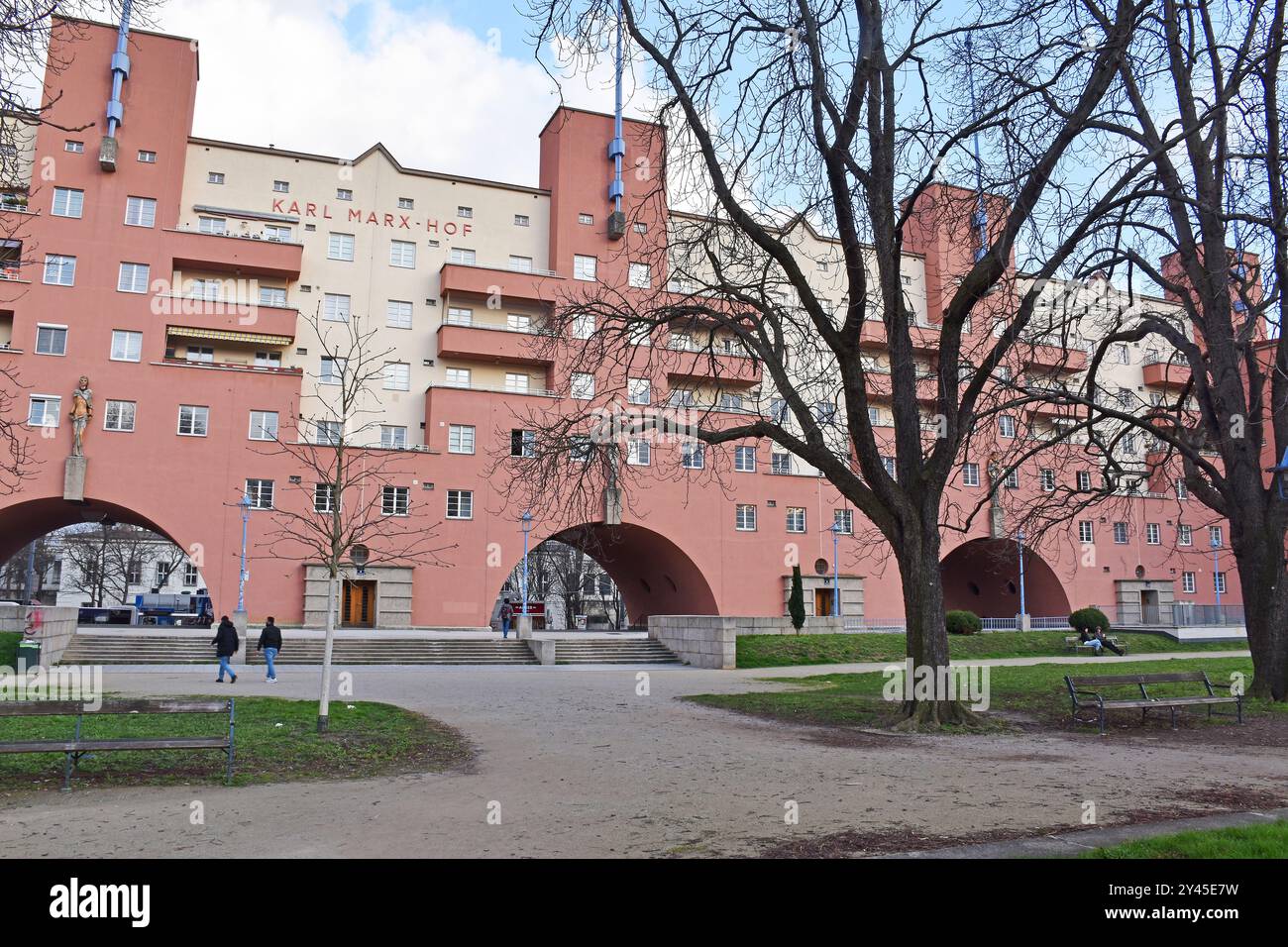 Il Karl-Marx-Hof , a Gemeindebau, edificio residenziale pubblico, situato a Heiligenstadt, a Vienna, Austria, costruito nel 1927-33, architetto Karl EHN, Foto Stock