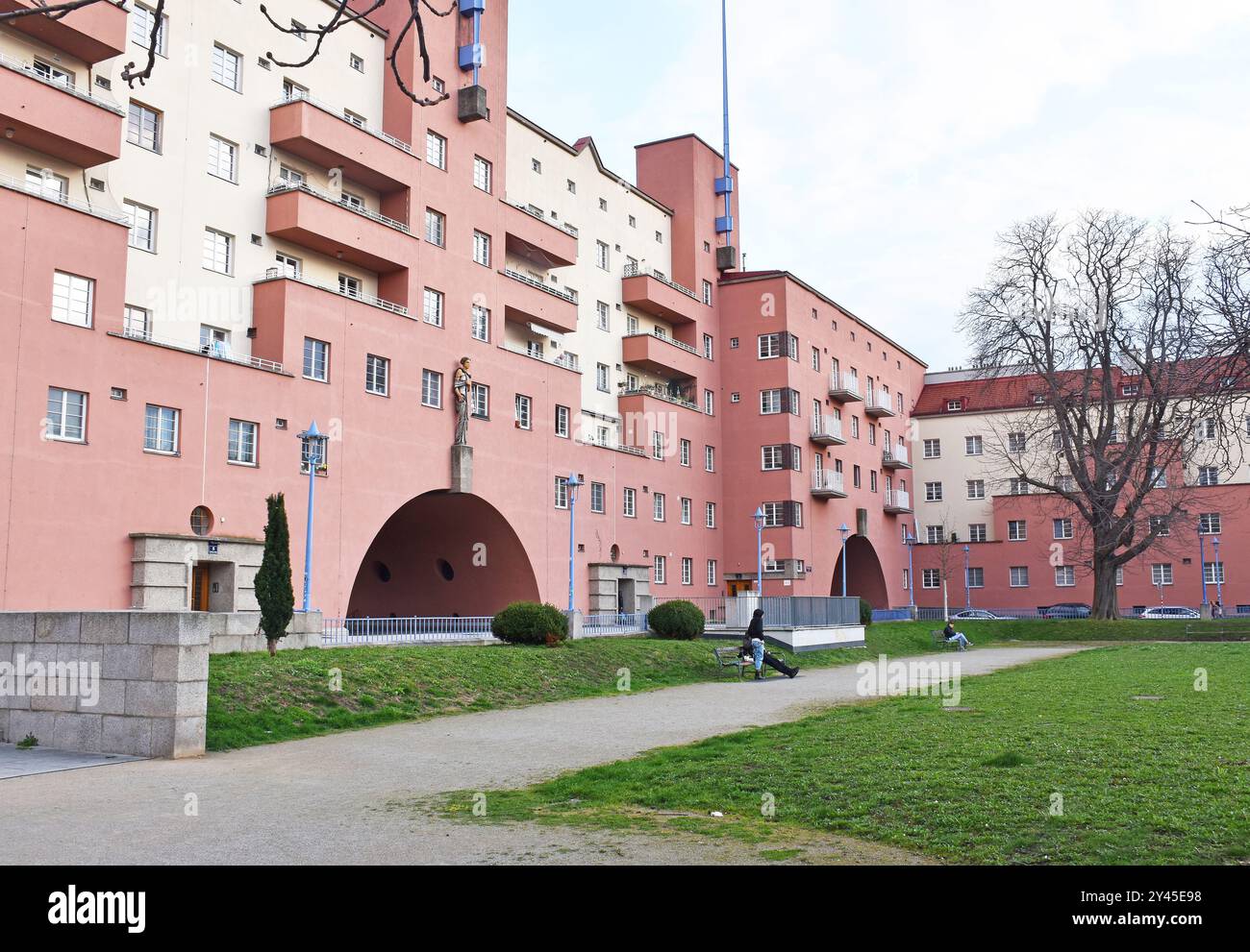 Il Karl-Marx-Hof , a Gemeindebau, edificio residenziale pubblico, situato a Heiligenstadt, a Vienna, Austria, costruito nel 1927-33, architetto Karl EHN, Foto Stock