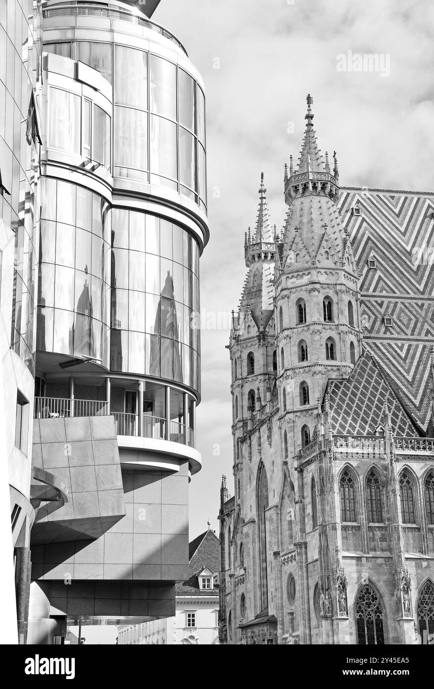 L'Haas Huis, edificio post-moderno antico e controverso, negozi esclusivi e ristoranti, di fronte a Stephansplatz dalla Cattedrale gotica C15th, Vienna Foto Stock