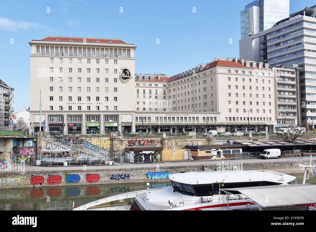 Vienna, Georg Emmering Hof, un grande edificio residenziale municipale del dopoguerra di fronte al Donaukanal, con asilo e cortile verde, Foto Stock