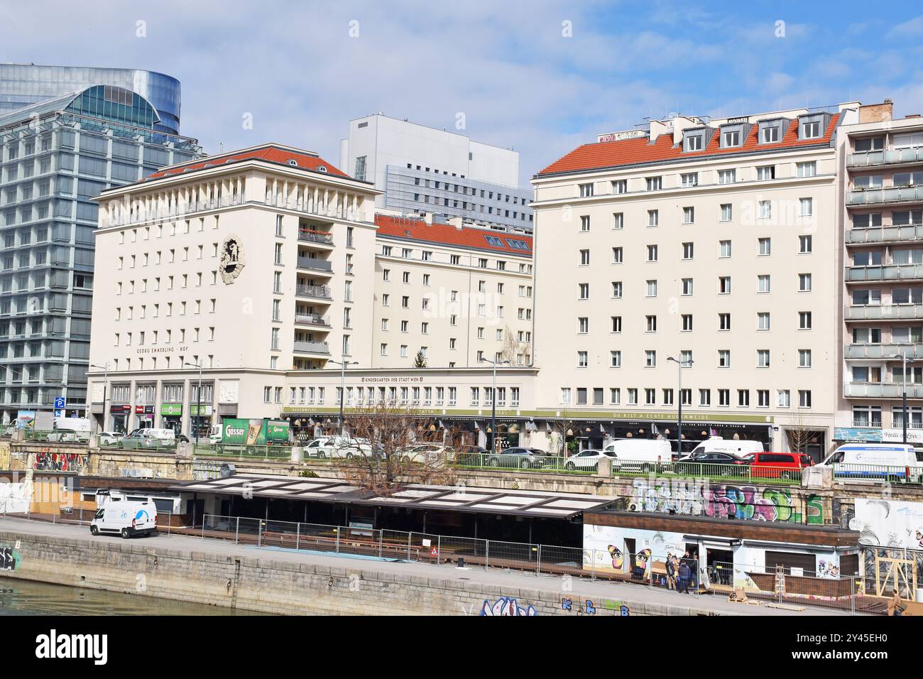 Vienna, Georg Emmering Hof, un grande edificio residenziale municipale del dopoguerra di fronte al Donaukanal, con asilo e cortile verde, Foto Stock