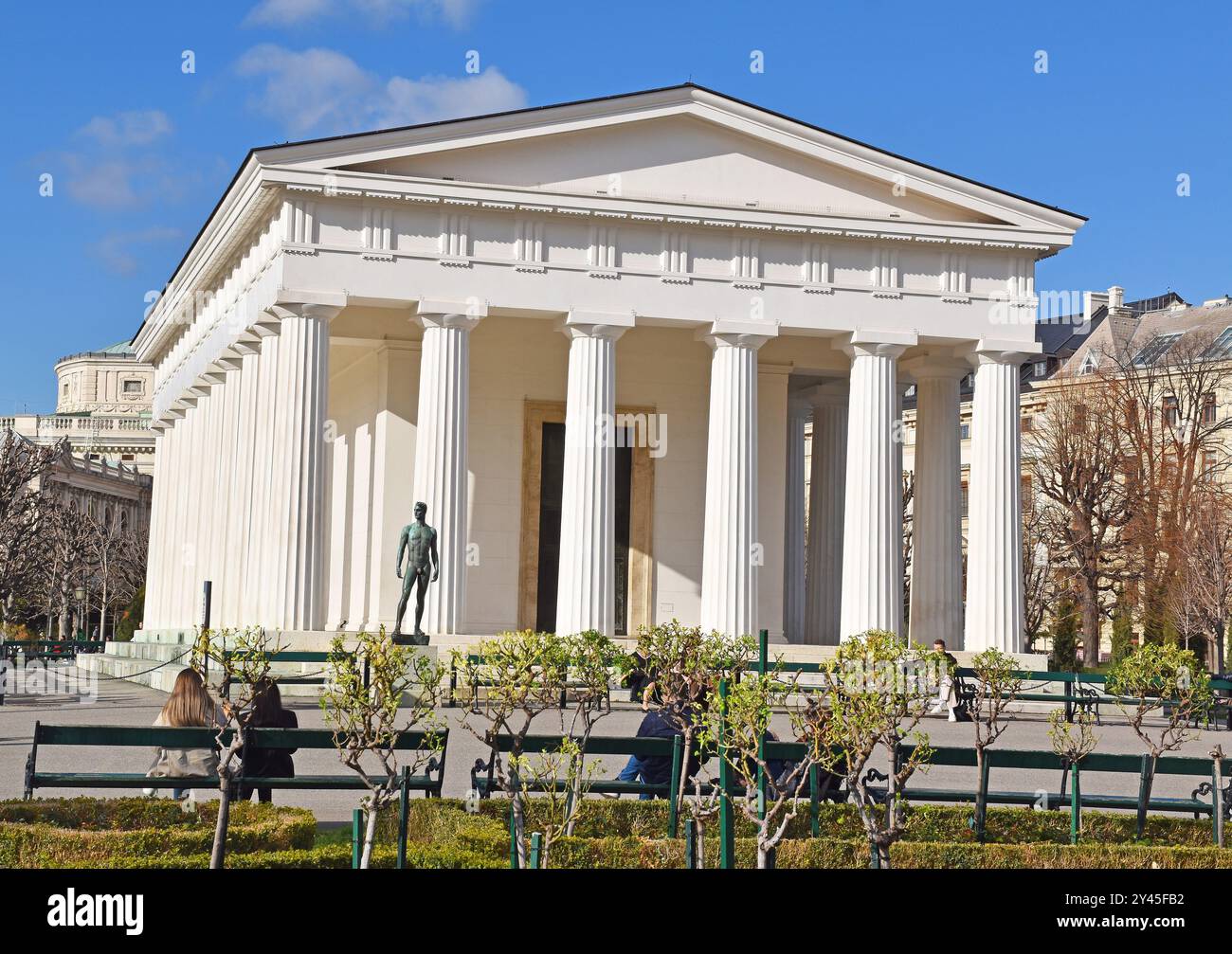 Il Tempio di Teseo, un bellissimo edificio rinascimentale greco, di ordine dorico, peripterale, 6 colonne by10, costruito nel 1819-23, architetto Peter von Nobile, Foto Stock