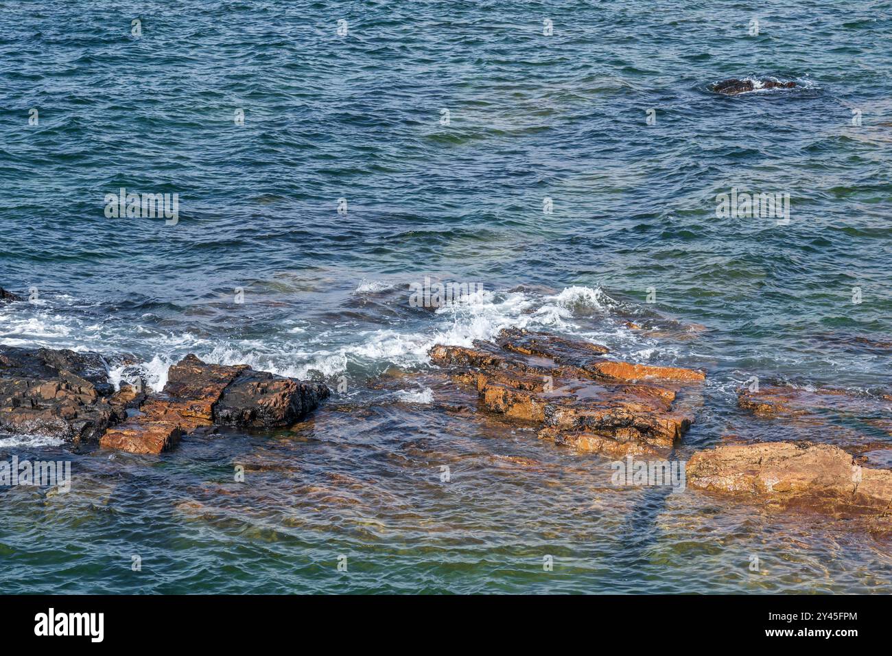 Paesaggio naturale della spiaggia rocciosa e del mare lungo la costa della Bretagna, Côte de Granite rose o Pink Granite Coast in Francia Foto Stock