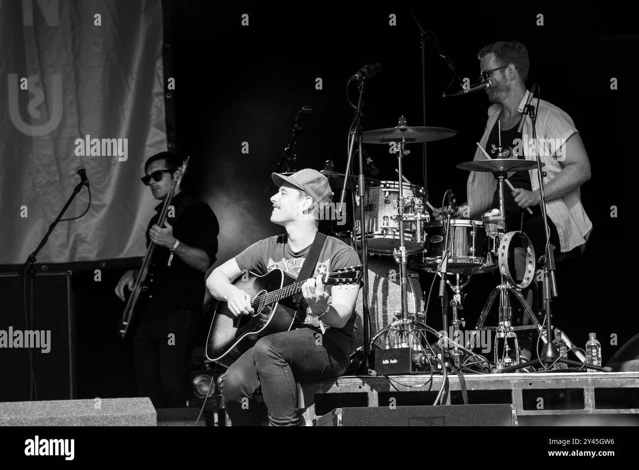 BOY AND BEAR, CONCERTO, GREEN MAN FESTIVAL 2014: David Hosking cantante con la band australiana Boy and Bear che suona dal vivo sul Mountain Stage al Green Man Festival 2014 a Glanusk Park, Brecon, Galles, agosto 2014. Foto: Rob Watkins. INFORMAZIONI: Foto Stock