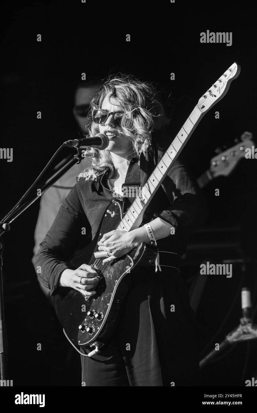 ANNA CALVI, CONCERTO, GREEN MAN FESTIVAL 2014: Anna Calvi suona un Fender Telecaster nero dal vivo sul Mountain Stage al Green Man Festival 2014 al Glanusk Park, Brecon, Galles, agosto 2014. Foto: Rob Watkins. INFO: Anna Calvi è una cantautrice e chitarrista britannica nota per la sua voce potente e il suono drammatico e atmosferico. I suoi album acclamati dalla critica, come "Anna Calvi" e "Hunter", mostrano la sua miscela di rock, arte pop e performance intense ed emotive. Foto Stock