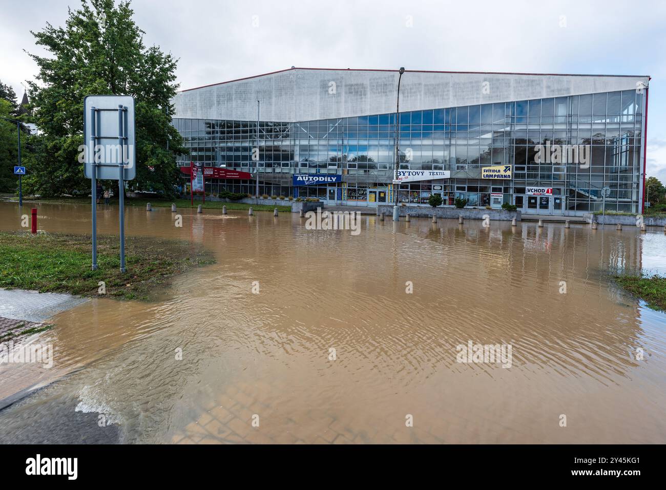 Inondazioni nella città di Karvina in repubblica Ceca nel settembre 2024 - strada a galla vicino Zimni stadion Foto Stock