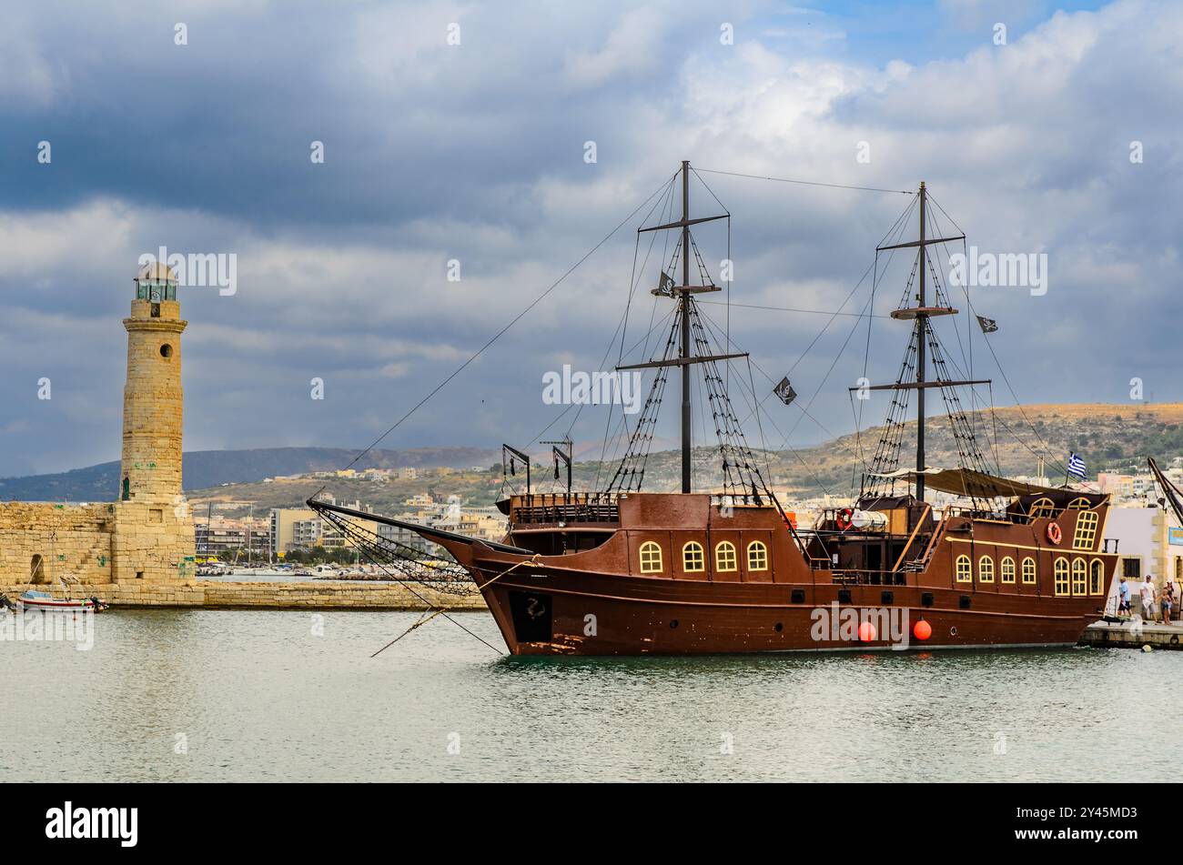 La nave turistica Barbarossa, disegnata come una nave pirata e faro del porto veneziano in Rethymnon - Crete, Grecia Foto Stock