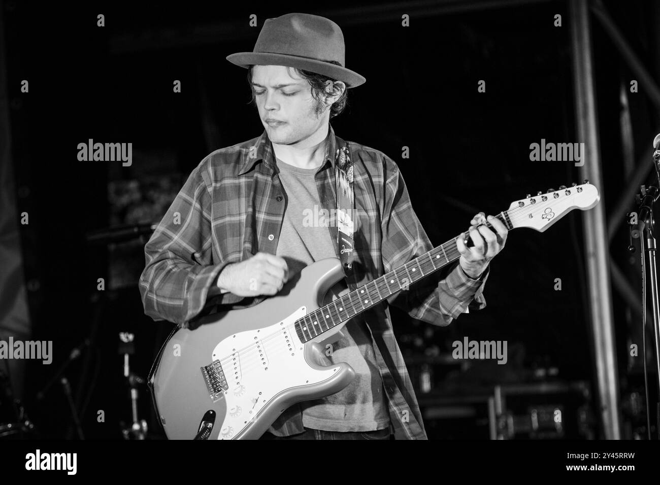 WILLIAM TYLER, CHITARRISTA, GREEN MAN FESTIVAL 2014: William Tyler suona una chitarra elettrica arancione dal vivo al Walled Garden Stage al Green Man Festival 2014 al Glanusk Park, Brecon, Galles, agosto 2014. Foto: Rob Watkins. INFO: William Tyler è un chitarrista e compositore statunitense noto per il suo lavoro strumentale, fingerstyle, che fonde influenze folk, country e ambient. Le sue composizioni intricate spesso evocano un senso di luogo e nostalgia, creando paesaggi sonori espansivi e meditativi radicati nella musica delle radici americane. Foto Stock