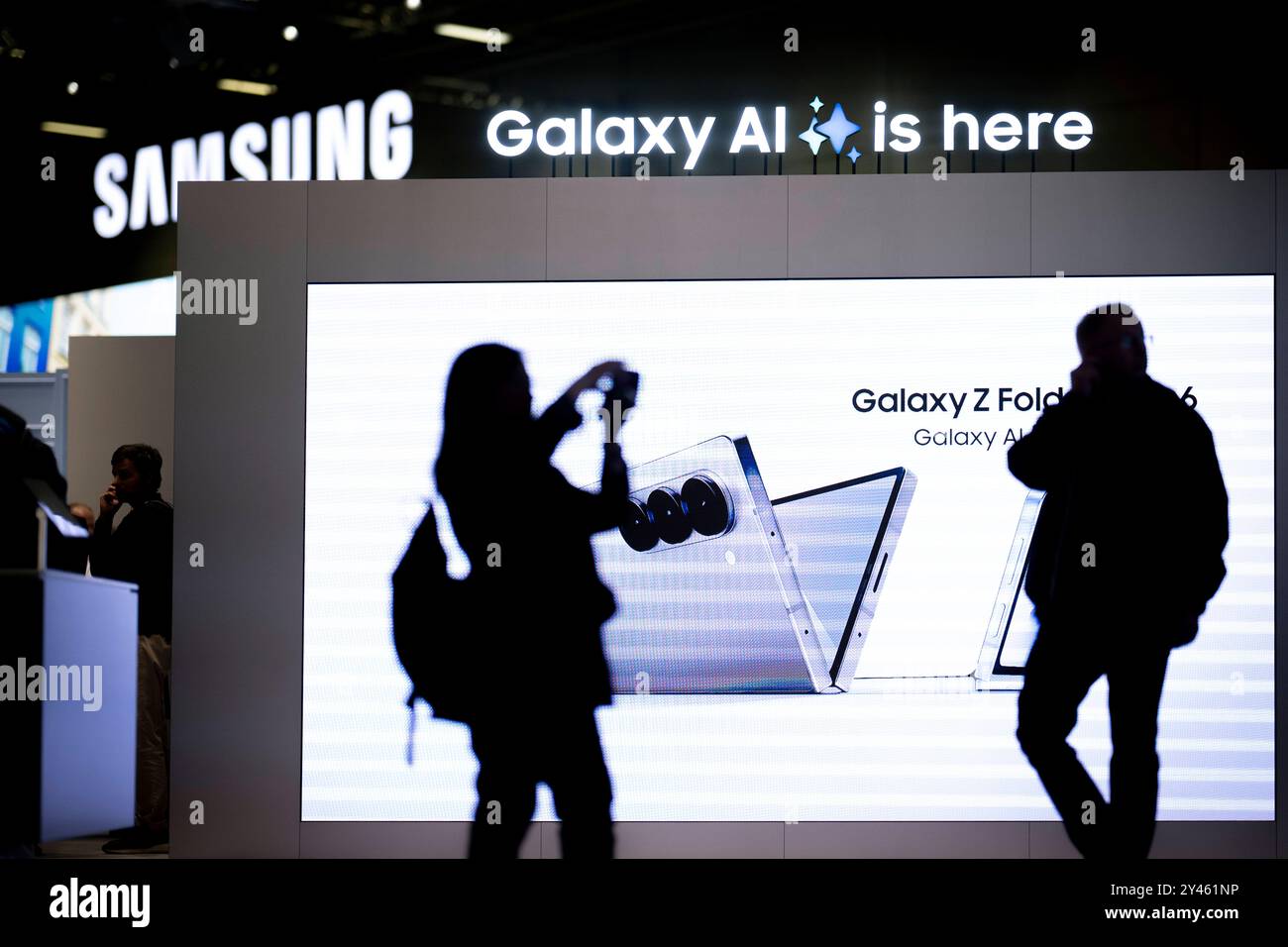 IFA Berlin Deu, Deutschland, Germania, Berlino, 09.09.2024 Symbol Mobilphone Galaxy ai è qui zum Thema Kuenstliche Intelligenz KI Artificial Intelligence und Smart Home Am Stand von Samsung auf der 100. Ausgabe der ifa , Internationale Funkausstellung oder neu Innovation for All Innovation fer alle , Messe fuer Unterhaltung , Unterhaltungselektronik und Haushaltsgeraete unter dem motto Consumer Electronics Unlimited in Berlin 2024 Deutschland . Die diesjaehrige IFA findet vom 6. bis 10. Settembre 2024 statt und umfasst Aussteller aus der globalen Technologiebranche . Kuenstliche Intelligenz Kü Foto Stock