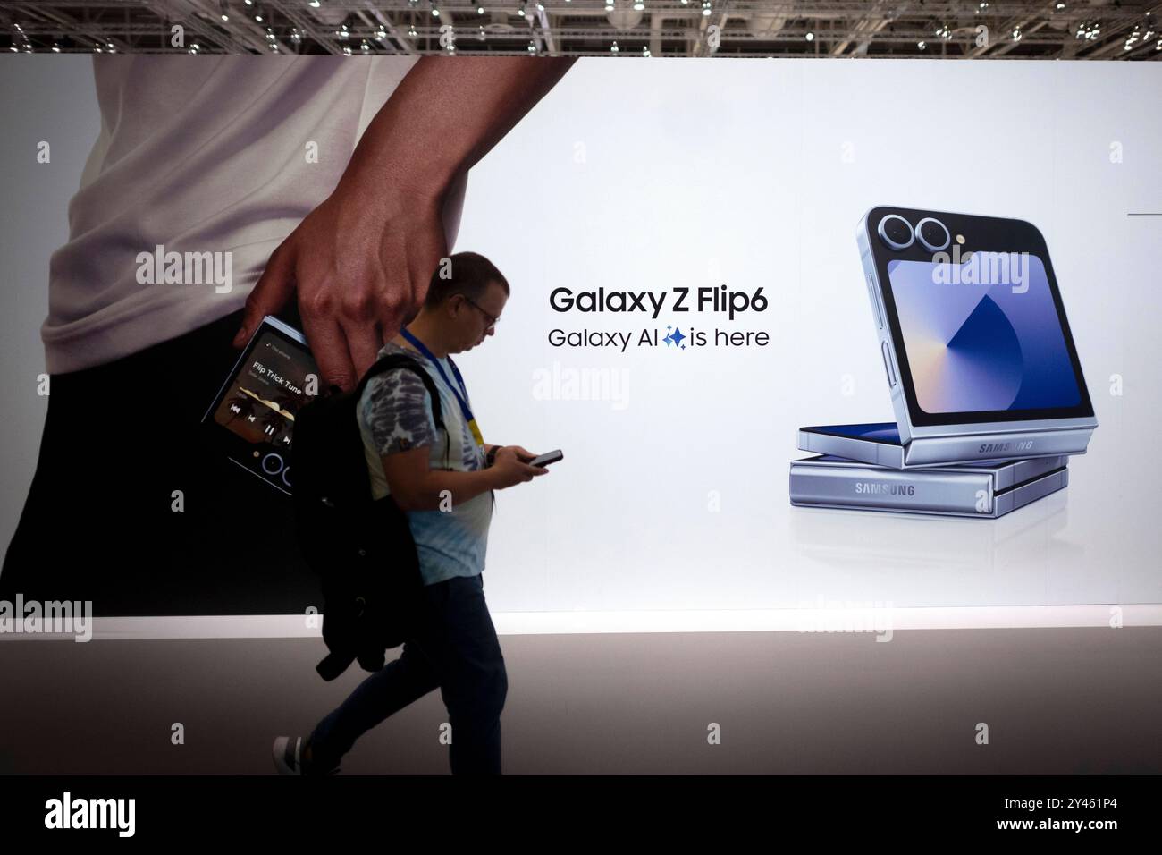 IFA Berlin Deu, Deutschland, Germania, Berlino, 09.09.2024 Symbol Mobilphone Galaxy ai è qui zum Thema Kuenstliche Intelligenz KI Artificial Intelligence und Smart Home Am Stand von Samsung auf der 100. Ausgabe der ifa , Internationale Funkausstellung oder neu Innovation for All Innovation fer alle , Messe fuer Unterhaltung , Unterhaltungselektronik und Haushaltsgeraete unter dem motto Consumer Electronics Unlimited in Berlin 2024 Deutschland . Die diesjaehrige IFA findet vom 6. bis 10. Settembre 2024 statt und umfasst Aussteller aus der globalen Technologiebranche . Kuenstliche Intelligenz Kü Foto Stock