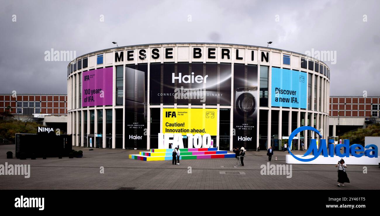 IFA Berlin Deu, Deutschland, Germany, Berlin, 09.09.2024 Eingang der Messe Berlin und Logo IFA auf der 100 Ausgabe der ifa , Internationale Funkausstellung oder neu Innovation for All Innovation fer alle , Messe fuer Unterhaltung , Unterhaltungselektronik und Haushaltsgeraete unter dem motto Consumer Electronics Unlimited in Berlin 2024 Deutschland . Die diesjaehrige IFA findet vom 6. bis 10. Settembre 2024 statt und umfasst Aussteller aus der globalen Technologiebranche en: Ingresso alla Messe Berlin e al logo IFA presso l'ifa , Salone Internazionale del Funk o oggi innovazione per tutti , commercio Foto Stock