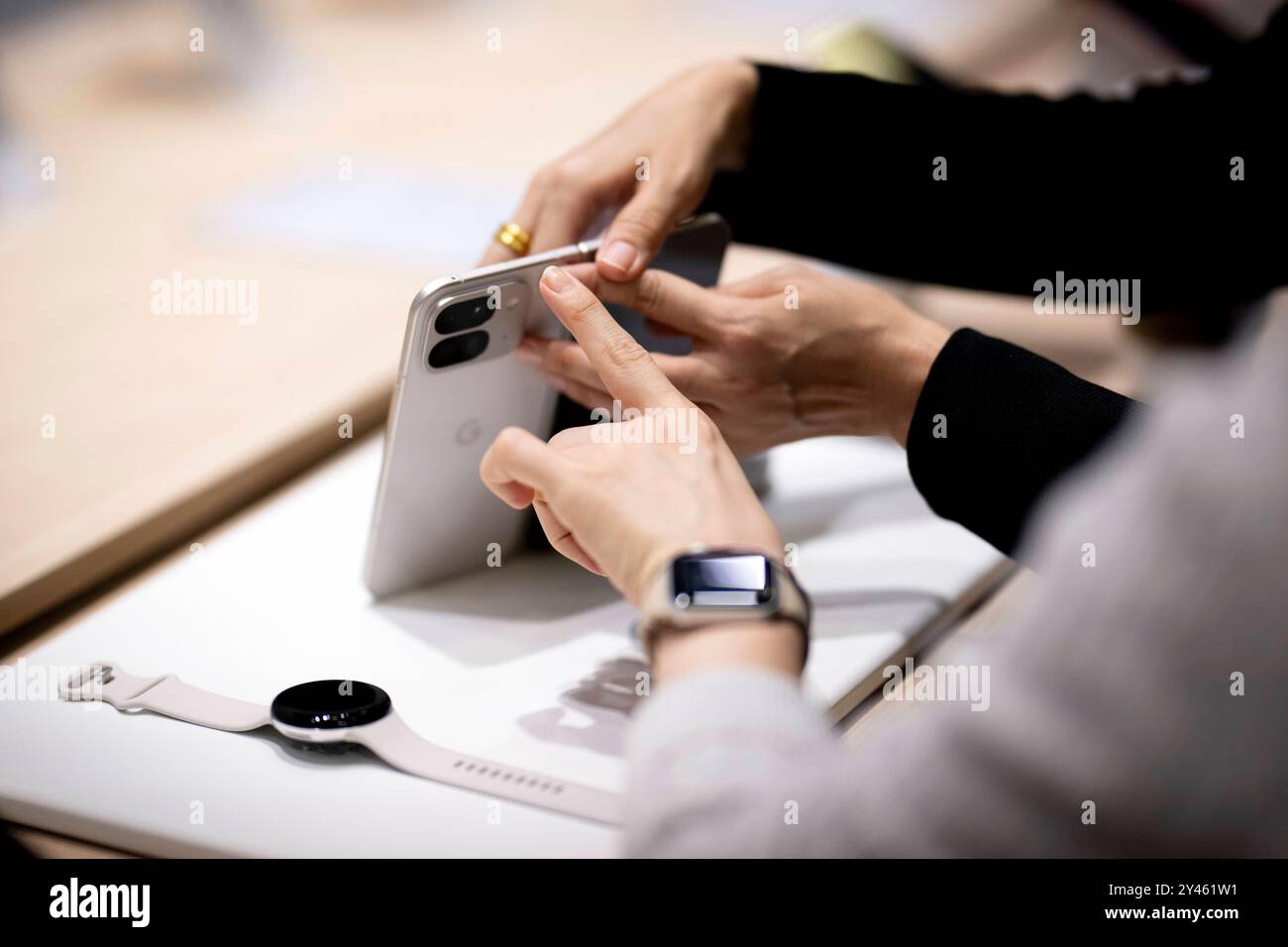 IFA Berlin Deu, Deutschland, Germania, Berlino, 09.09.2024 Symbol Mobilphone Google Pixel 9 Pro Gemini ai Assistant auf der 100. Ausgabe der ifa , Internationale Funkausstellung oder neu Innovation for All Innovation fer alle , Messe fuer Unterhaltung , Unterhaltungselektronik und Haushaltsgeraete unter dem motto Consumer Electronics Unlimited in Berlin 2024 Deutschland . Die diesjaehrige IFA findet vom 6. bis 10. Settembre 2024 statt und umfasst Aussteller aus der globalen Technologiebranche Kuenstliche Intelligenz Künstliche KI ai en: Symbol cellulare Google Pixel 9 Pro Gemini ai Assistant Foto Stock