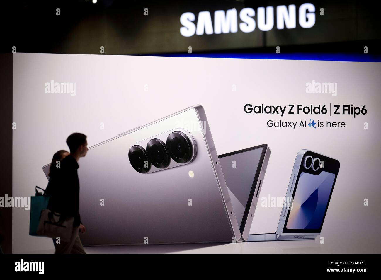 IFA Berlin Deu, Deutschland, Germania, Berlino, 09.09.2024 Symbol Mobilphone Galaxy ai è qui zum Thema Kuenstliche Intelligenz KI Artificial Intelligence und Smart Home Am Stand von Samsung auf der 100. Ausgabe der ifa , Internationale Funkausstellung oder neu Innovation for All Innovation fer alle , Messe fuer Unterhaltung , Unterhaltungselektronik und Haushaltsgeraete unter dem motto Consumer Electronics Unlimited in Berlin 2024 Deutschland . Die diesjaehrige IFA findet vom 6. bis 10. Settembre 2024 statt und umfasst Aussteller aus der globalen Technologiebranche . Kuenstliche Intelligenz Kü Foto Stock