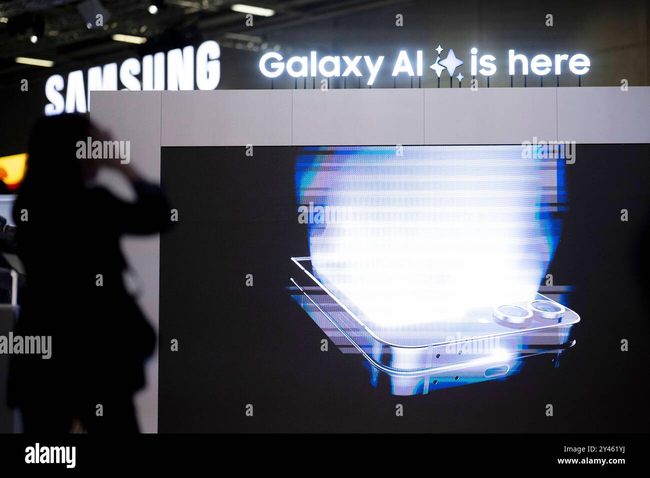 IFA Berlin Deu, Deutschland, Germania, Berlino, 09.09.2024 Symbol Mobilphone Galaxy ai è qui zum Thema Kuenstliche Intelligenz KI Artificial Intelligence und Smart Home Am Stand von Samsung auf der 100. Ausgabe der ifa , Internationale Funkausstellung oder neu Innovation for All Innovation fer alle , Messe fuer Unterhaltung , Unterhaltungselektronik und Haushaltsgeraete unter dem motto Consumer Electronics Unlimited in Berlin 2024 Deutschland . Die diesjaehrige IFA findet vom 6. bis 10. Settembre 2024 statt und umfasst Aussteller aus der globalen Technologiebranche . Kuenstliche Intelligenz Kü Foto Stock