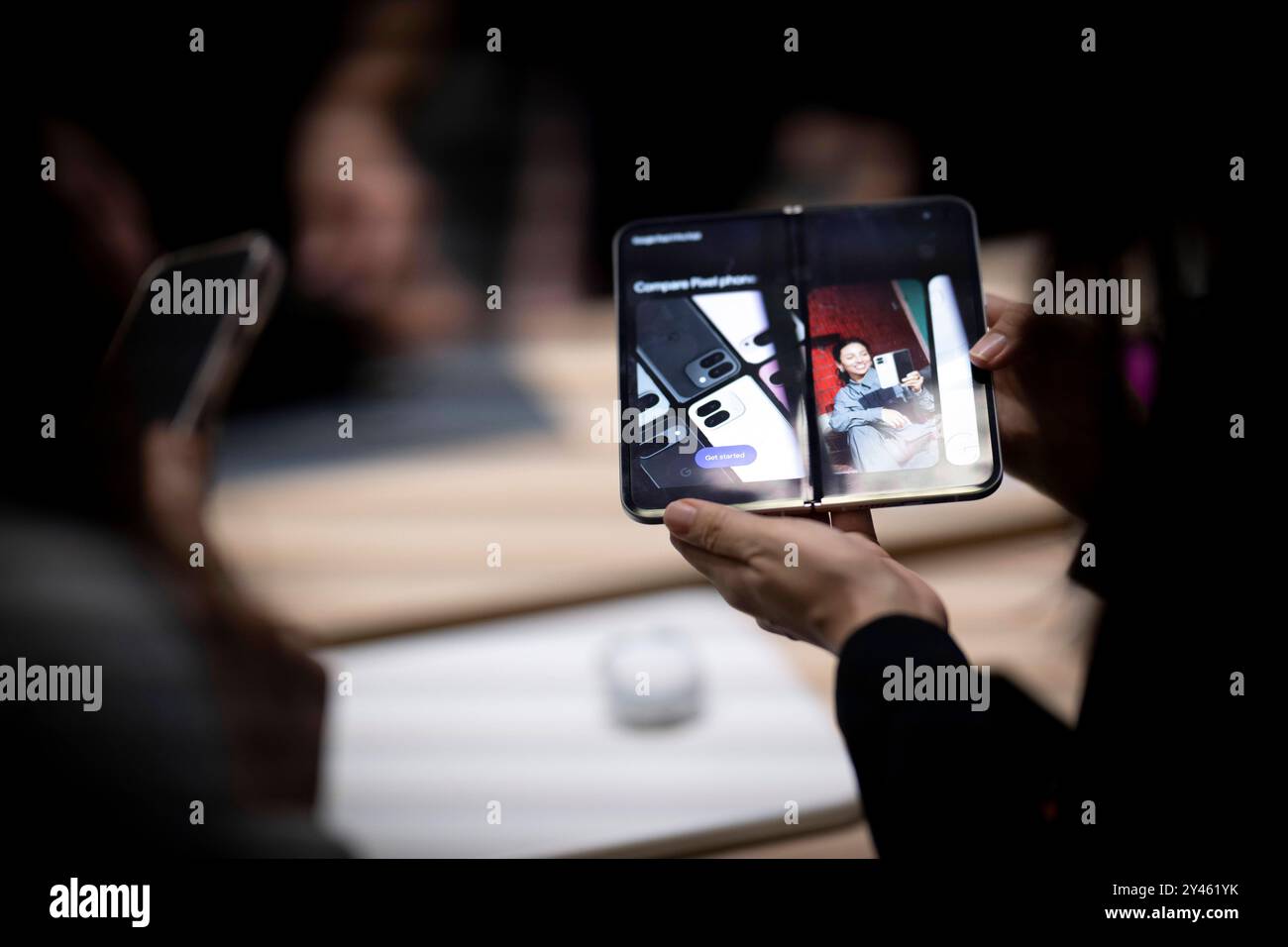 IFA Berlin Deu, Deutschland, Germania, Berlino, 09.09.2024 Symbol Mobilphone Google Pixel 9 Pro Gemini ai Assistant auf der 100. Ausgabe der ifa , Internationale Funkausstellung oder neu Innovation for All Innovation fer alle , Messe fuer Unterhaltung , Unterhaltungselektronik und Haushaltsgeraete unter dem motto Consumer Electronics Unlimited in Berlin 2024 Deutschland . Die diesjaehrige IFA findet vom 6. bis 10. Settembre 2024 statt und umfasst Aussteller aus der globalen Technologiebranche Kuenstliche Intelligenz Künstliche KI ai en: Symbol cellulare Google Pixel 9 Pro Gemini ai Assistant Foto Stock