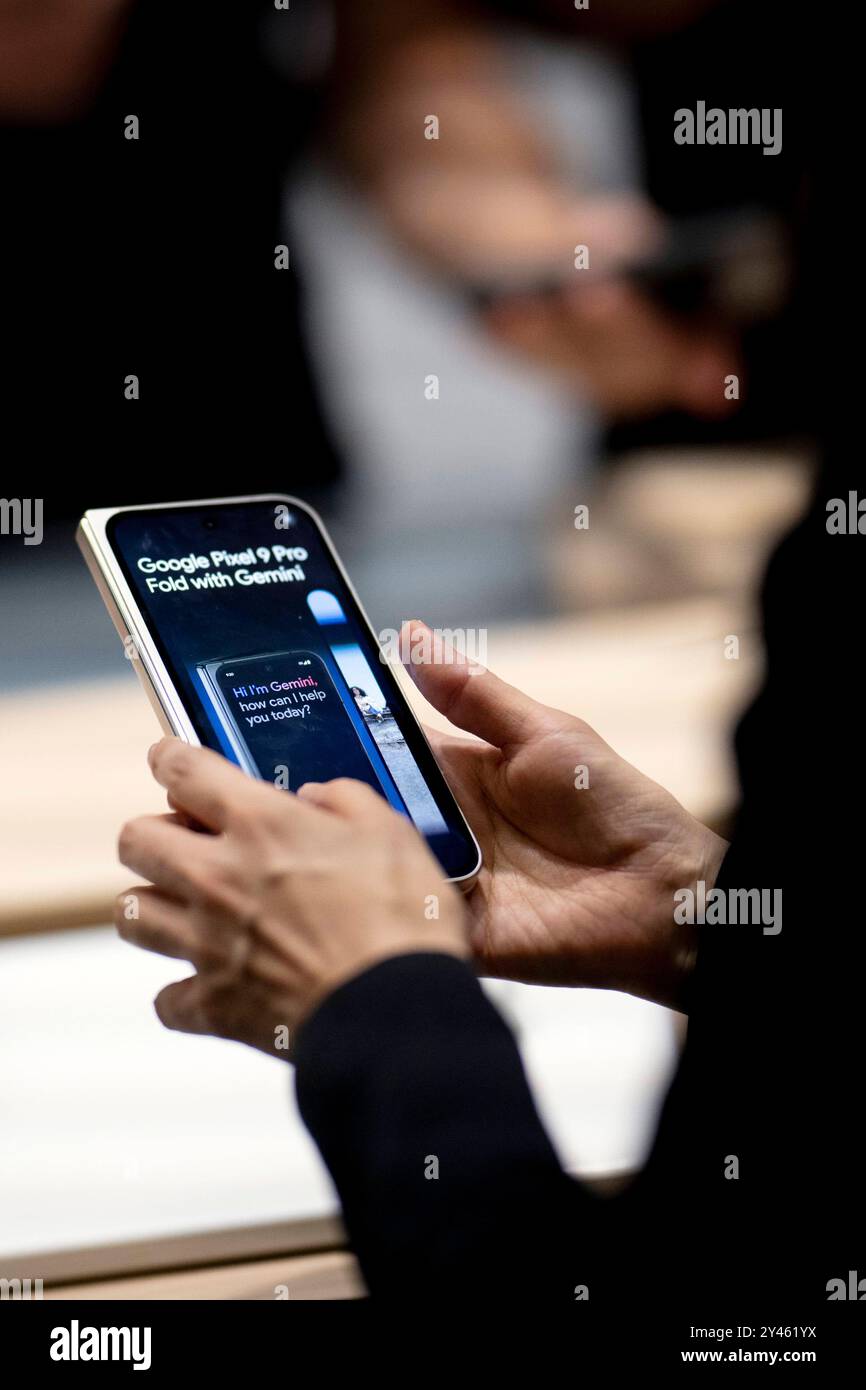 IFA Berlin Deu, Deutschland, Germania, Berlino, 09.09.2024 Symbol Mobilphone Google Pixel 9 Pro Gemini ai Assistant auf der 100. Ausgabe der ifa , Internationale Funkausstellung oder neu Innovation for All Innovation fer alle , Messe fuer Unterhaltung , Unterhaltungselektronik und Haushaltsgeraete unter dem motto Consumer Electronics Unlimited in Berlin 2024 Deutschland . Die diesjaehrige IFA findet vom 6. bis 10. Settembre 2024 statt und umfasst Aussteller aus der globalen Technologiebranche Kuenstliche Intelligenz Künstliche KI ai en: Symbol cellulare Google Pixel 9 Pro Gemini ai Assistant Foto Stock