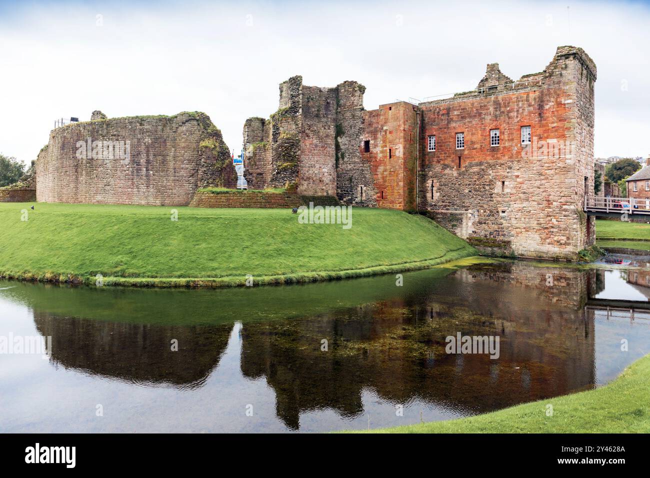 Il castello di Rothesay è un castello in rovina a Rothesay, la città principale sull'isola di Bute, nella Scozia occidentale. Foto Stock