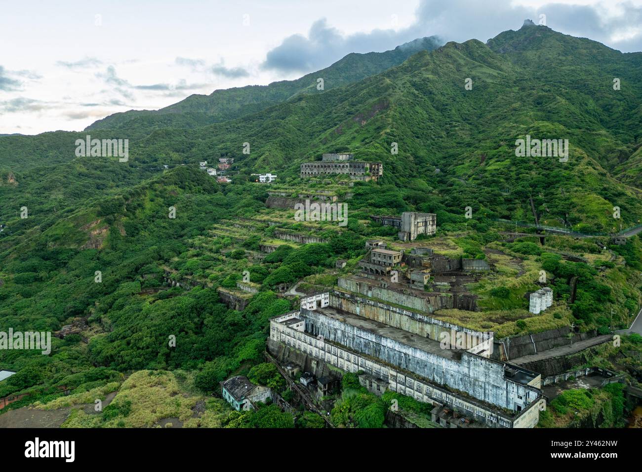 Vista aerea di Shuinandong Smelter, alias i resti dei 13 piani, nella cittadina di Ruifang, New Taipei City, Taiwan Foto Stock