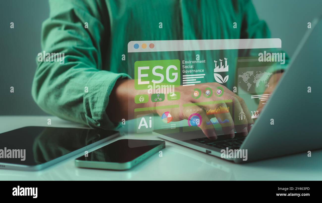 Uomo d'affari che utilizza computer e tablet per analizzare il concetto di investimento, ESG, concetto aziendale di investimento per la governance sociale dell'ambiente, aziende sociali Foto Stock