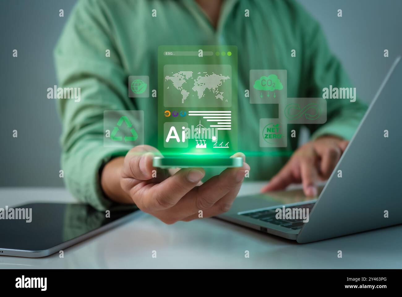 Uomo d'affari che utilizza computer e telefono per analizzare il concetto di investimento, ESG, concetto di investimento per la governance sociale ambientale, Social business st Foto Stock