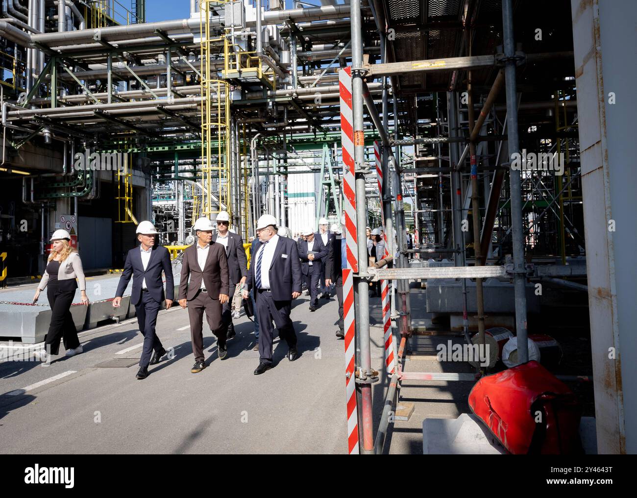 Produktion Grüner Wasserstoff bei Evonik Bundeswirtschaftsminister Robert Habeck, Buendnis 90/ die Gruenen besichtigt die Anlagen auf dem Werksgeländen von Evonik im Chemiepark Herne. MIT Hilfe eines Elektrolyseurs Grüner Wasserstoff hergestellt werden soll, aufgenomman am 16.09.2024 a Herne, mit dabei Thomas Wessel. Personalvorstand Evonik AG Herne Germania *** la produzione di idrogeno verde presso il ministro federale dell'economia di Evonik Robert Habeck, Buendnis 90 Die Gruenen visita gli impianti di Evoniks nel parco chimico di Herne l'idrogeno verde deve essere prodotto con l'aiuto di un elettore Foto Stock