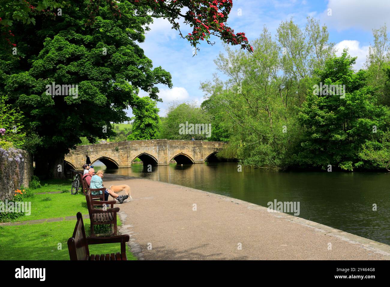 Il ponte stradale in pietra sul fiume Wye, Bakewell Town, Peak District National Park, Derbyshire, Inghilterra, Regno Unito Foto Stock