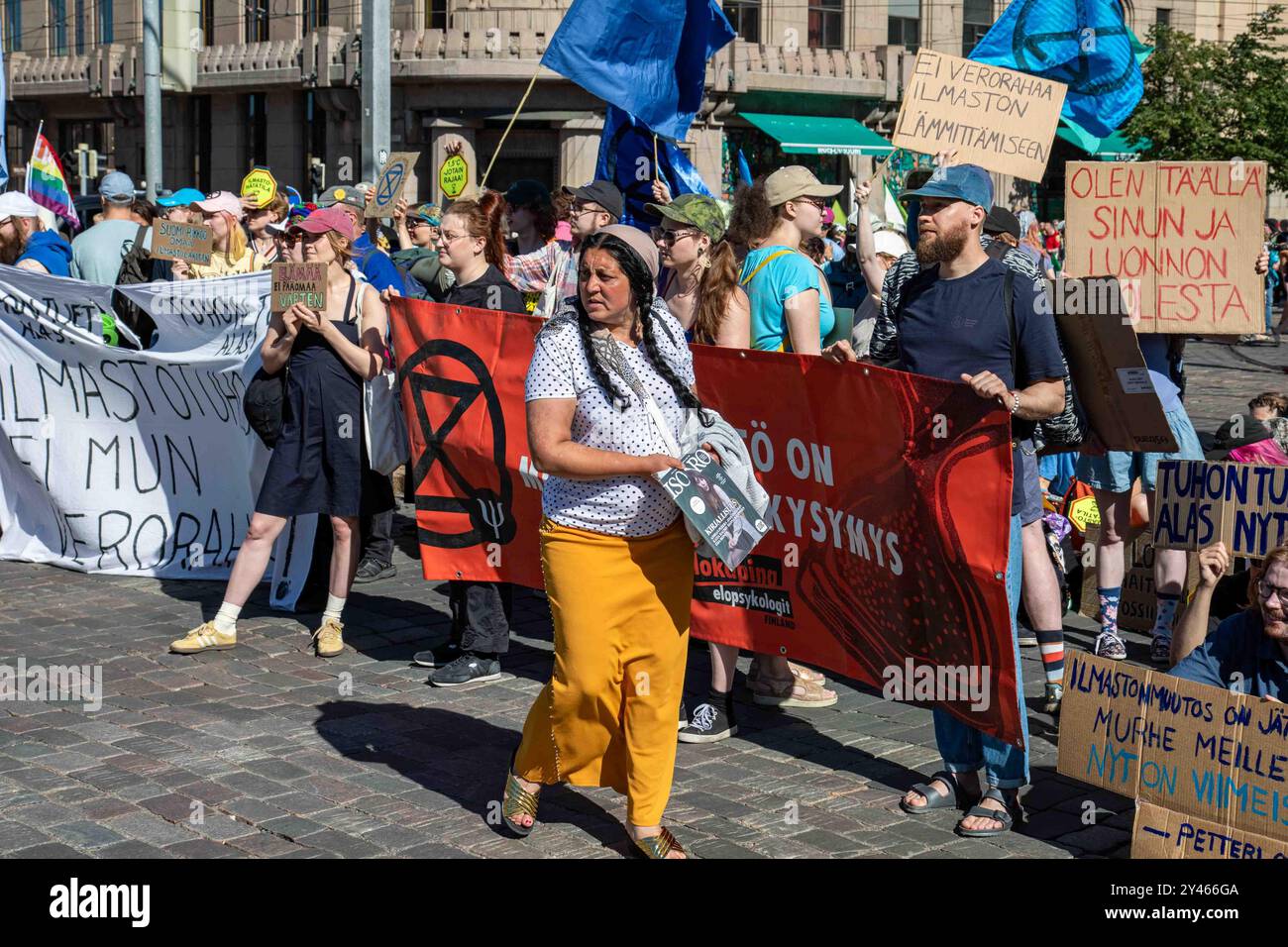 Donna rom rumena che cerca di vendere la rivista ISO NRO per i manifestanti di Elokapina al blocco dimostrativo su Mannerheimintie a Helsinki, Finlandia Foto Stock