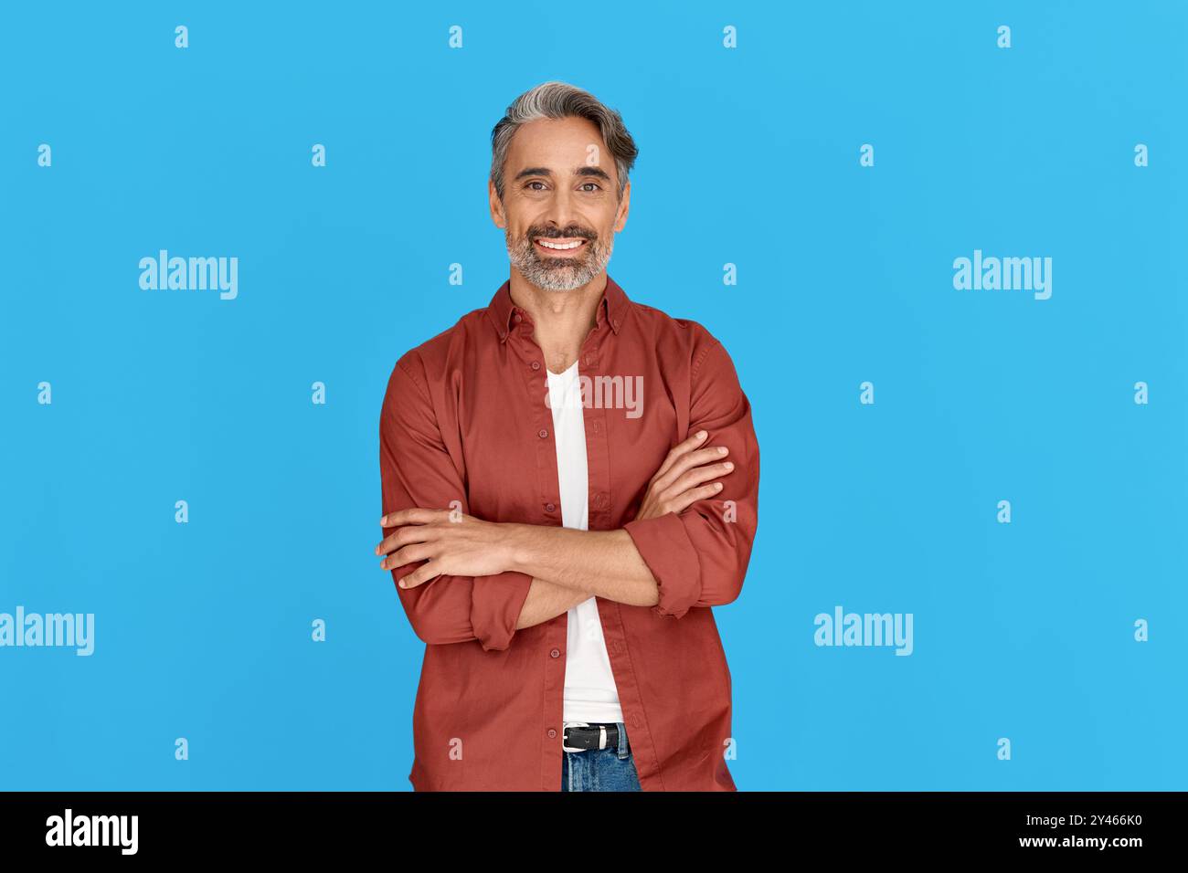 Uomo felice, maturo e informale, isolato su sfondo blu. Verticale. Foto Stock